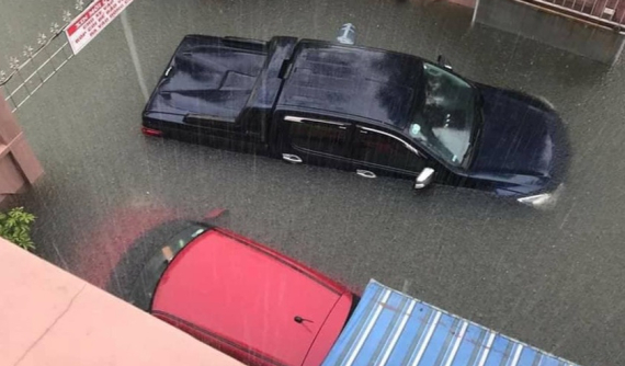 TP Vinh: Ngập lụt trên nhiều tuyến đường, hàng loạt ô tô và xe máy "ngâm mình trong biển nước"