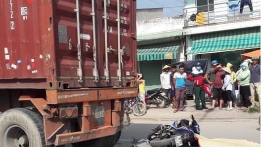 Bình Dương: Điều khiển Yamaha Exciter đâm vào đuôi xe container, nam thanh niên tử vong tại chỗ
