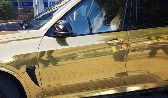 SUV hạng sang BMW X5 M bị cảnh sát tịch thu vì dán đề-can mạ crôm vàng chói lóa