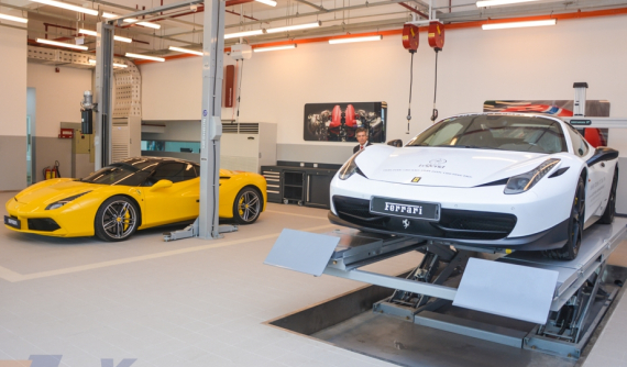 Xưởng dịch vụ của đại lý siêu xe Ferrari đã qua sử dụng trong ngày khai trương có gì hấp dẫn