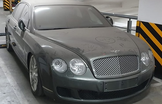 Lại thêm một xe siêu sang Bentley bị chủ "bỏ rơi" khiến ngoại thất đóng bụi dày đặc