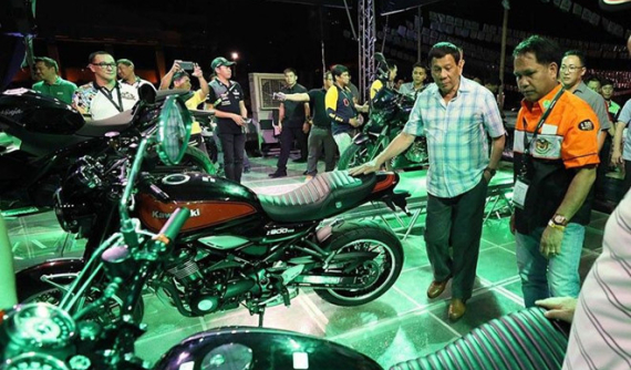 Tổng thống Duterte của Philippines gặp tai nạn trên xe mô tô phân khối lớn