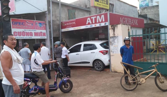 Đắk Nông: Tài xế mất lái, Hyundai Grand i10 lao thẳng vào cây ATM trong vụ tai nạn khó tin