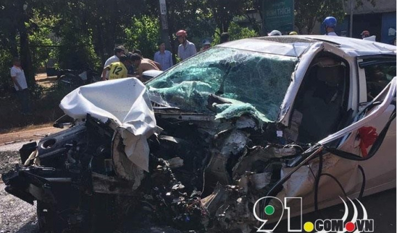 Bình Phước: Xe đón dâu tông trực diện ô tô tải, 2 người bị thương nặng