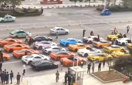 Cảnh sát chặn bắt đoàn siêu xe hơn 30 chiếc rước dâu ở Trung Quốc, cách giải quyết mới khiến nhiều người bất ngờ