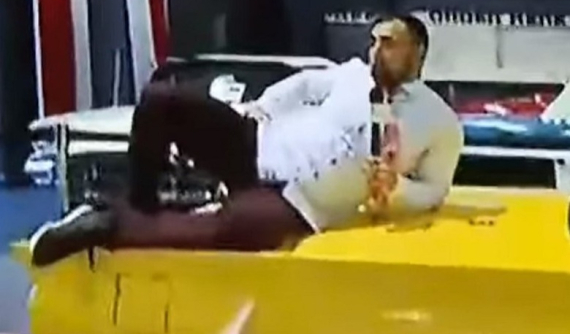 Phóng viên thản nhiên nhảy lên xe trưng bày, tạo dáng "ưỡn ẹo" trong triển lãm ô tô