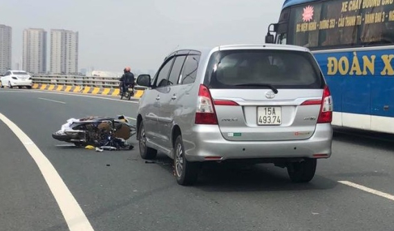 Hà Nội: Quay đầu chạy CSGT, nam thanh niên điều khiển Honda Lead đâm vào đầu xe Innova