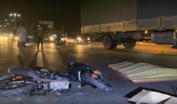 Đồng Nai: Nam thanh niên điều khiển Honda Winner va chạm với xe container, 2 người thương vong