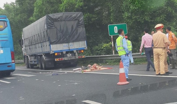 Đứng bắt xe khách trên cao tốc Hà Nội - Ninh Bình, cụ bà bị ô tô tải cán tử vong