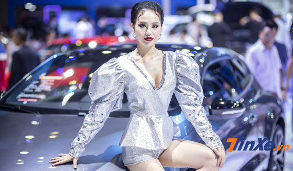 Video: Không thể rời mắt khỏi dàn chân dài trong triển lãm VMS 2019