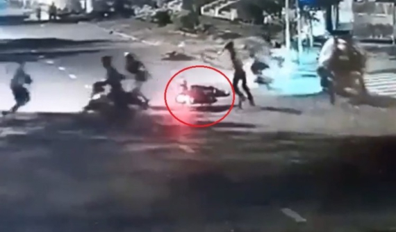 Video đôi nam nữ bị đuổi đánh và cướp xe máy táo tợn tại Sài Gòn