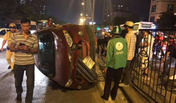 Hà Nội: Nữ tài xế lái Ford EcoSport tông dải phân cách, cả gia đình thoát chết