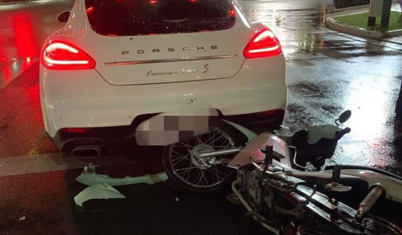 Quận 2: Xe máy tông vào đuôi xe Porsche Panamera Turbo S tại khu đô thị Sala