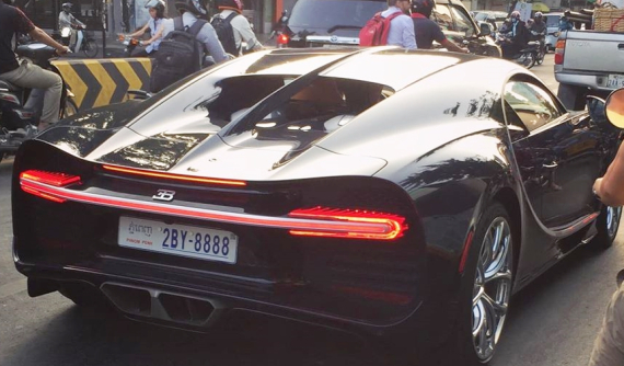 Với tốc độ tối đa hơn 420 km/h nhưng Bugatti Chiron chỉ di chuyển không quá 20 km/h tại Campuchia