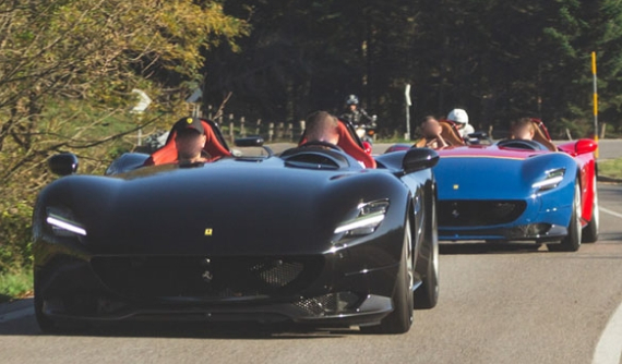 Đuổi bắt cặp đôi Ferrari Monza SP2 gần 4 triệu đô la, chiếc xe chở theo nhiếp ảnh gia mới gây tò mò