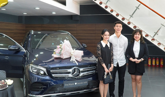 Trung vệ Duy Mạnh cùng bạn gái sắm Mercedes-Benz GLC 300 hơn 2 tỷ đồng ở tuổi 23