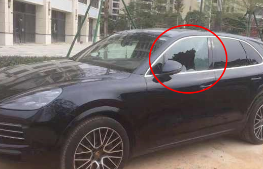 Người đàn ông khóc sau khi biết mình đập vỡ cửa kính chiếc Porsche, thiệt hại 33 triệu đồng