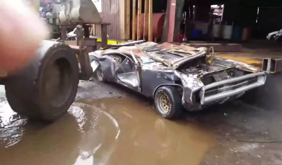 Rao bán xe mà toàn bị trả giá thấp, người đàn ông mang chiếc Dodge Charger hiếm đi đập nát cho bõ tức