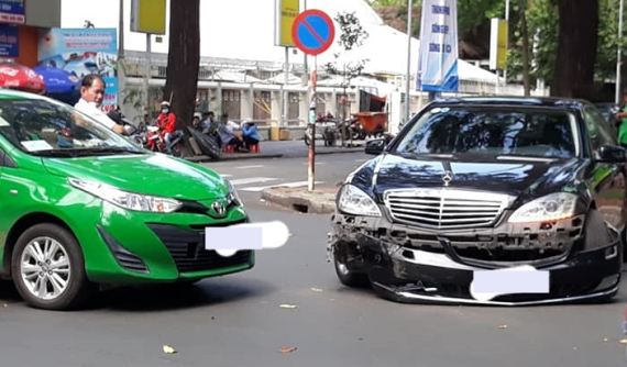 Sài Gòn: Va quẹt với xe taxi Toyota Vios 2019, Mercedes-Benz S-Class rơi cản va trước
