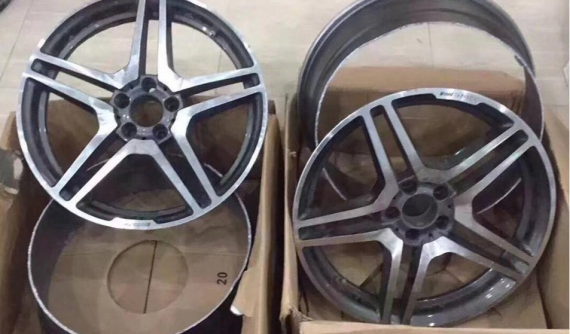 Tin tưởng “hàng xịn tháo xe”, người dùng Mercedes-Benz GLC ngã ngửa khi thấy mâm xe vỡ làm đôi