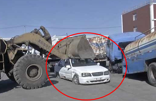 Xem màn nghiền nát gần 600 ô tô và xe máy bị cảnh sát thu giữ trên đường