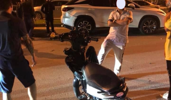 Hải Phòng: Nam thanh niên điều khiển xe máy tông vào Lexus RX300