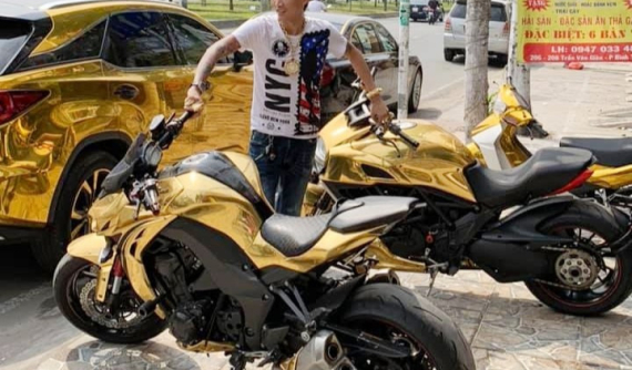 Dàn xe "khủng" từng được Huấn "hoa hồng" khoe của mình trước khi bị công an bắt đi cai nghiện