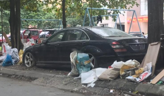 Mercedes-Benz S63 AMG bị chủ "vứt bỏ" nhiều năm tại Hà Nội, xung quanh toàn là rác thải