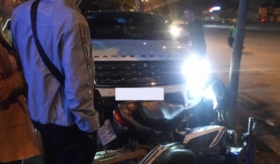 Hà Nội: Xe SUV gắn logo Range Rover "lùa" hàng loạt xe máy đỗ trên vỉa hè