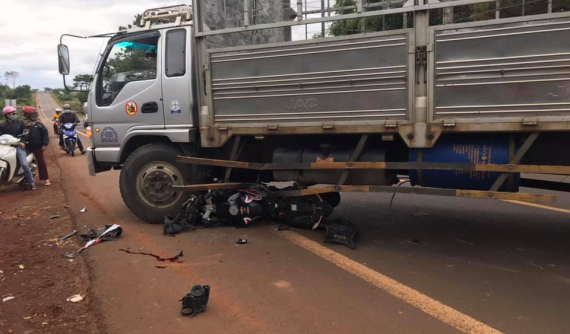Đắk Lắk: Xe phân khối lớn đâm ngang xe tải qua đường, biker bị thương nặng