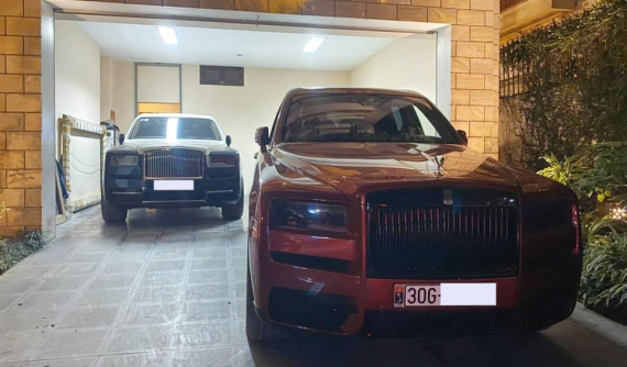 Hai chiếc Rolls-Royce Cullinan xuất hiện trong một garage tại Hà Nội khiến cư dân mạng trầm trồ