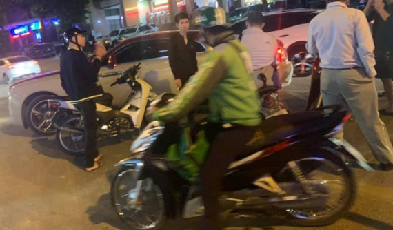 Hà Nội: Xảy ra va chạm với xe máy, Rolls-Royce Wraith bị xước bên hông xe