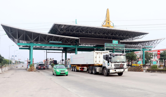 Ô tô không dán thẻ dịch vụ đi vào làn thu phí tự động sẽ bị phạt tới 1,2 triệu đồng