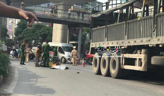 Hà Nội: Điều khiển xe máy điện va chạm với xe đầu kéo, nữ sinh 19 tuổi tử vong tại chỗ