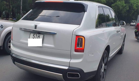 SUV siêu sang Rolls-Royce Cullinan đầu tiên trong Nam ra biển trắng