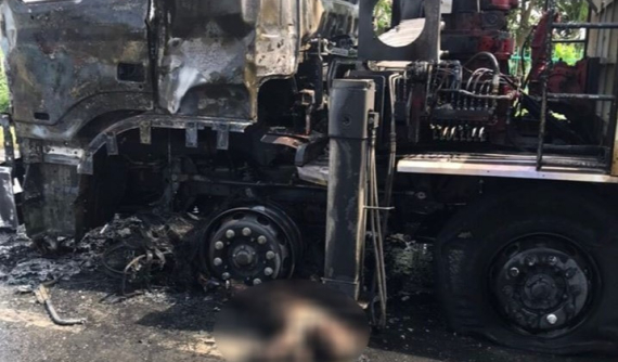 Đồng Tháp: Xe máy tông vào ô tô tải rồi bốc cháy, người điều khiển tử vong