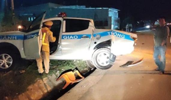 Kon Tum: Tông văng xe tuần tra của CSGT, tài xế ô tô tải bỏ trốn khỏi hiện trường