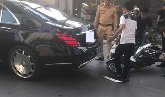 Hà Nội: Nam thanh niên chạy xe máy tông vào đuôi Mercedes-Benz S-Class
