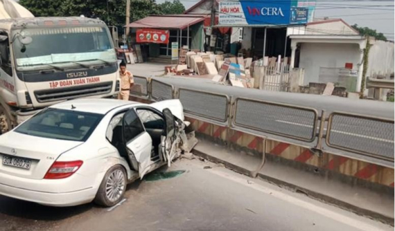 Hà Nam: Xe sang Mercedes-Benz C-Class vượt ẩu, bị xe trộn bê tông đâm bẹp dúm