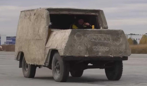 Chứng kiến người Nga thử nghiệm lái chiếc UAZ có thân vỏ "phủ bê tông"