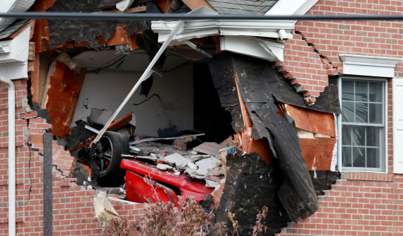 Xe sang Porsche Boxster bay lên tầng 2 của một ngôi nhà, 2 thanh niên tử vong tại chỗ