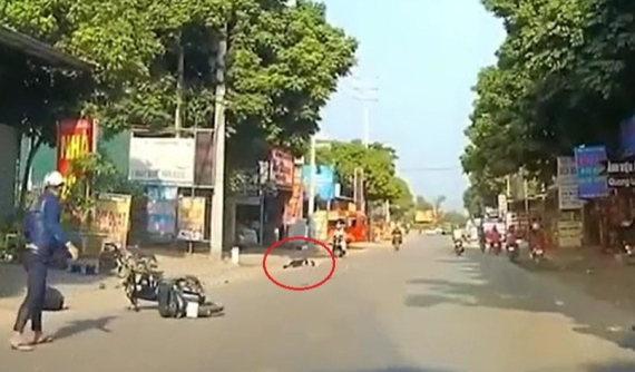 Video: Thanh niên lạng lách, đánh võng, gây tai nạn rồi nằm bất động tại Thái Nguyên