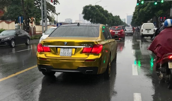 BMW 7-Series biển "tứ quý" 6 di chuyển tại Hà Nội với ngoại thất "mạ vàng" gây chú ý