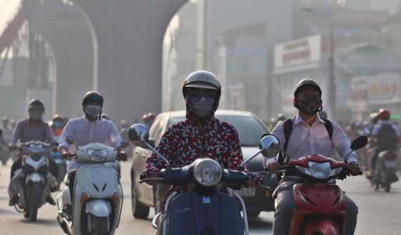 Ô nhiễm không khí nặng nề, người đi xe máy cần làm gì để bảo vệ bản thân?