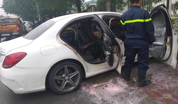 Hà Nội: Xe sang Mercedes-Benz C300 AMG đang đỗ thì bốc cháy, hỏng toàn bộ nội thất