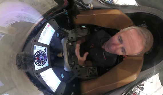 Đây là những gì có ở trong buồng lái của chiếc xe ô tô đạt vận tốc 1.690 km/h