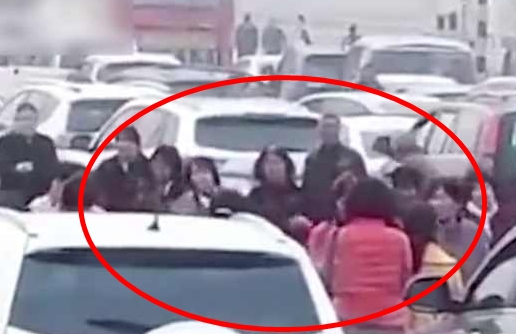 Hàng chục phụ nữ lớn tuổi nhảy múa trên đường cao tốc