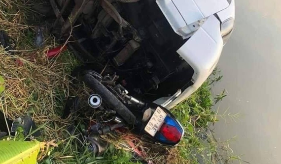 Cà Mau: Ô tô tải tông 2 xe máy xuống sông, 2 nam sinh bị thương nặng