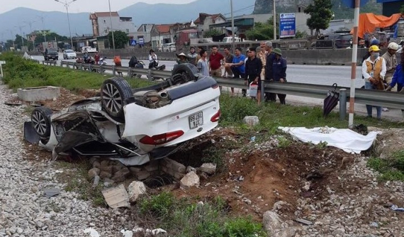 Nghệ An: Tàu hỏa tông lật Kia K3, nữ tài xế tử vong tại chỗ