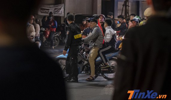 Sau trận Việt Nam thắng UAE 1-0, lực lượng chức năng gồng mình trước "cơn bão" người hâm mộ